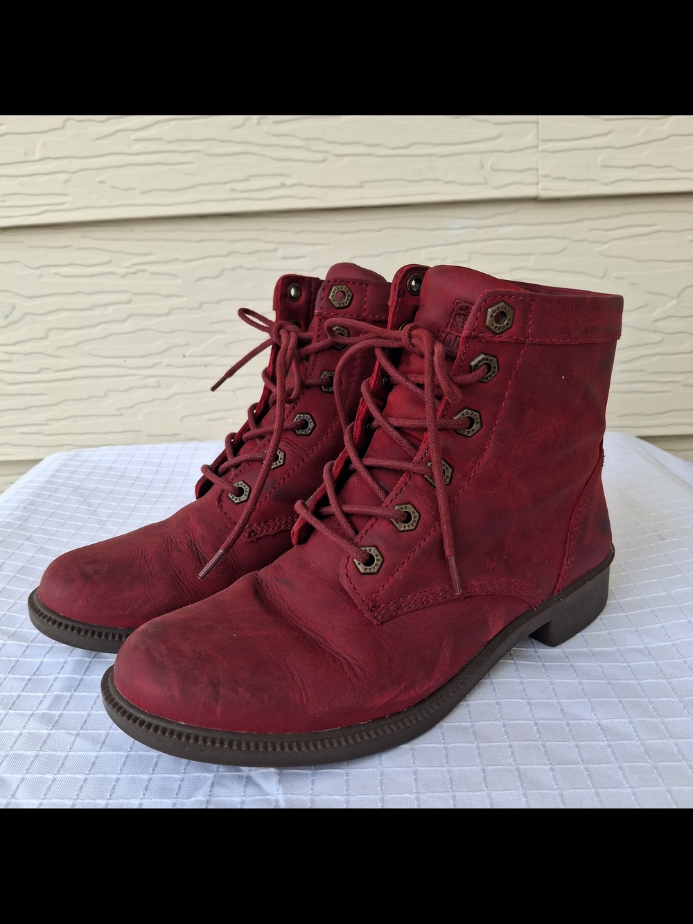 Kodiak Canada's Boots, Waterproof, Red Suede Leather Women’s Size 6.5 US